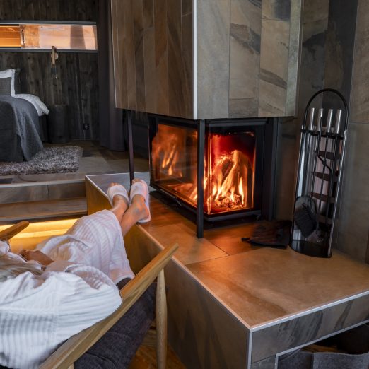 Hotel Iso-Syöte Bear Cave Suite fireplace Karhunpesä takkatuli kylpytakki ja tossut