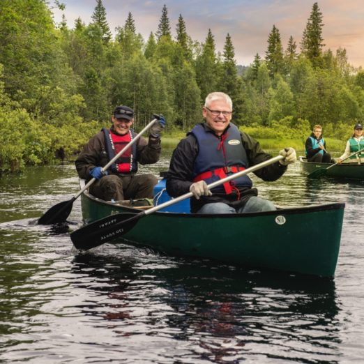 melontaretki Pärjänjoella intiaanikanooteilla