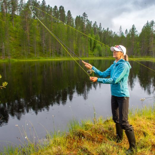 Nainen kalastaa Syötteellä